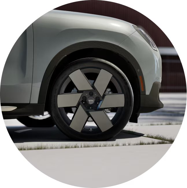 A side-vide of the MINI Countryman S ALL4’s front wheel.